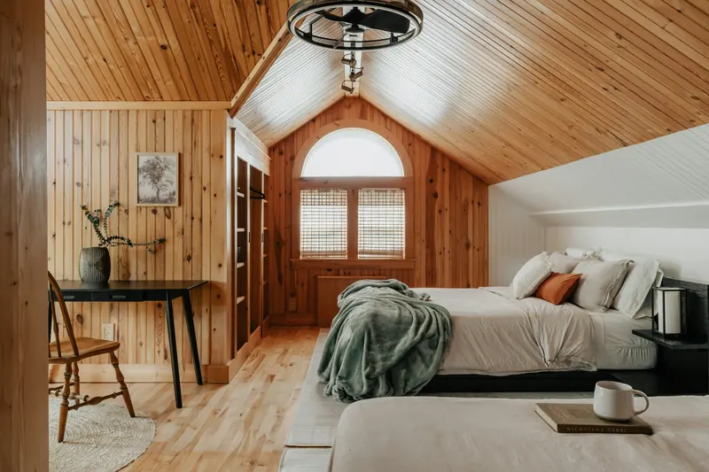 Chambre sous les combles en bois clair, chambre d'hôtes en Côtes-d'Armor