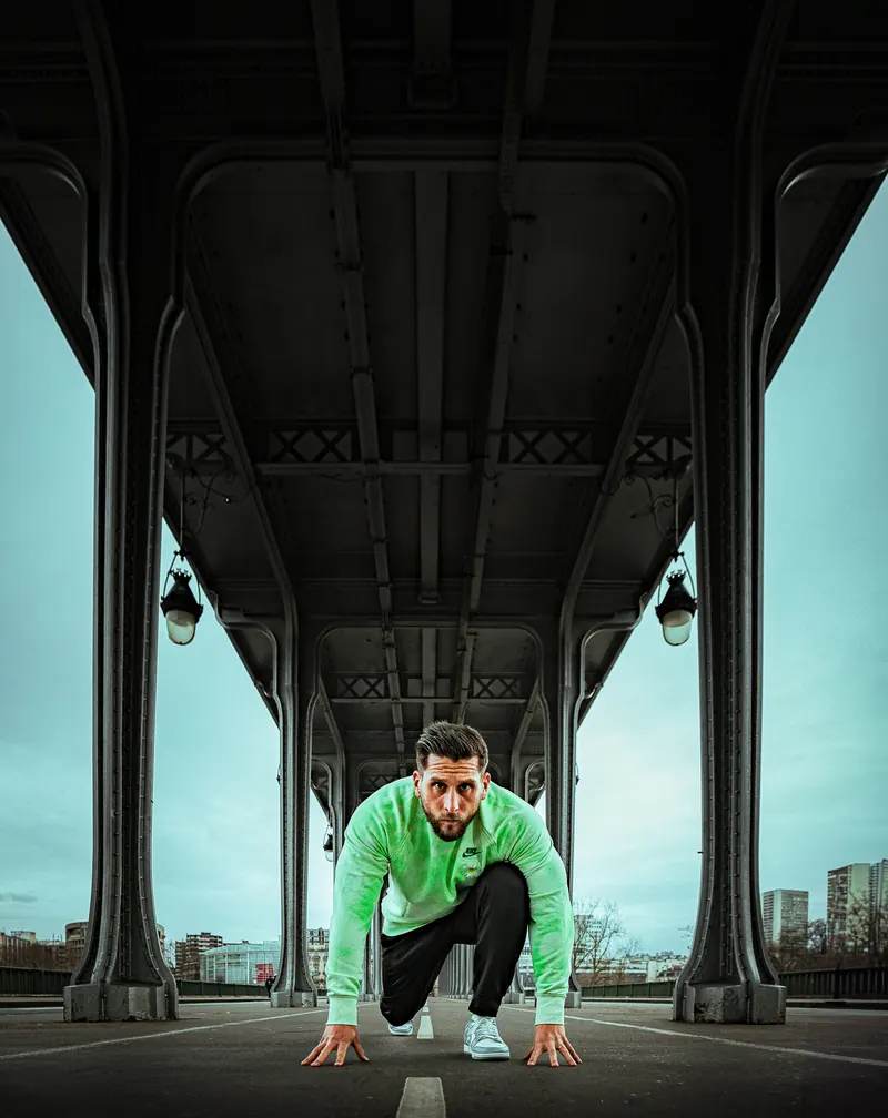 Modèle sous un pont, shooting pour une marque de sneakers