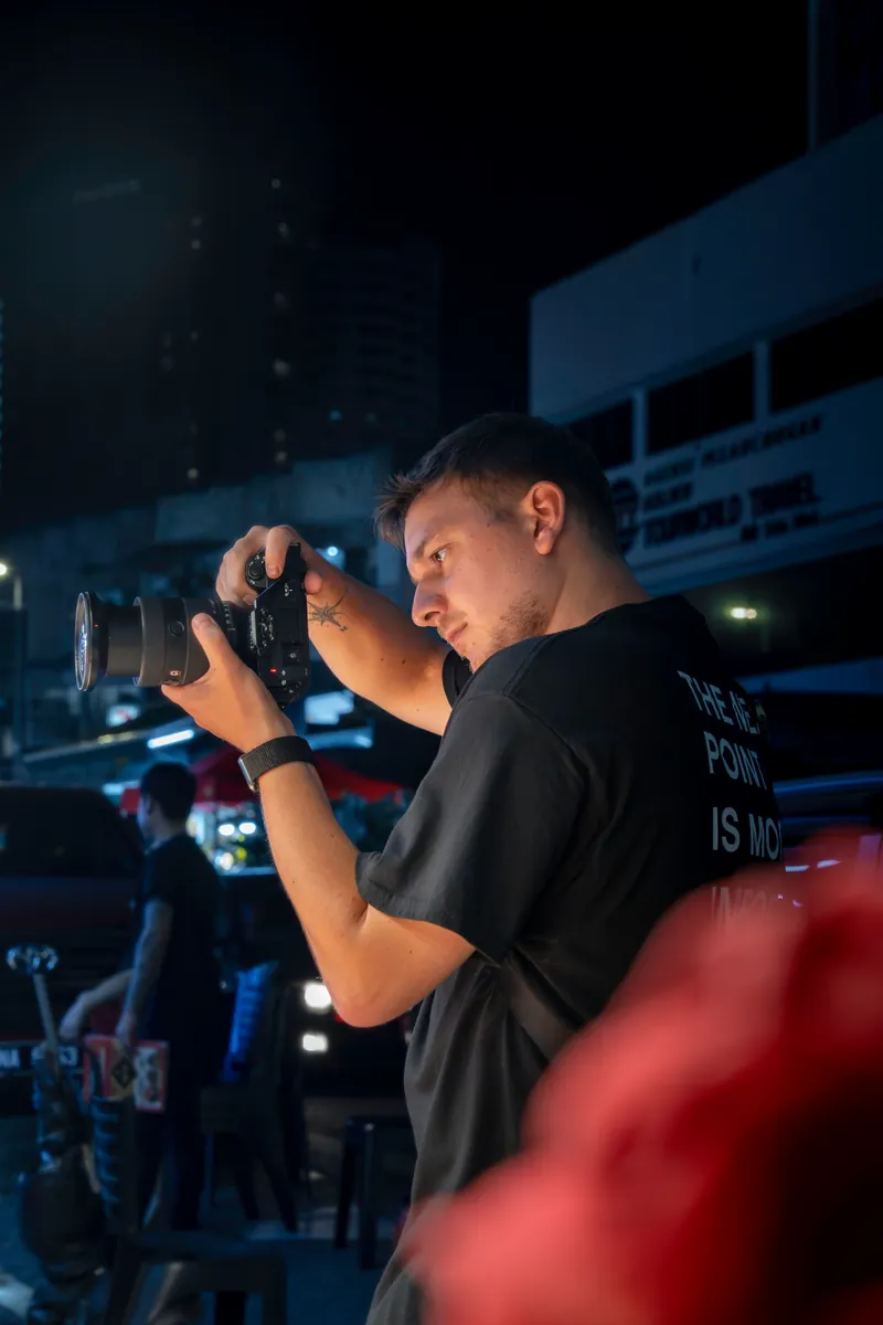 Guillaume Noble, photographe professionnel à Paimpol, appareil en main lors d'un reportage