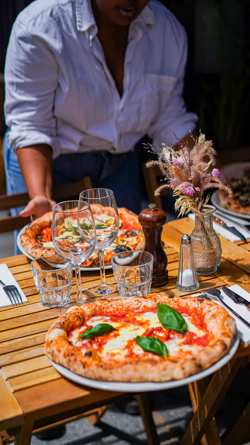 Client attablé devant une pizza en terrasse, restaurant à Paimpol