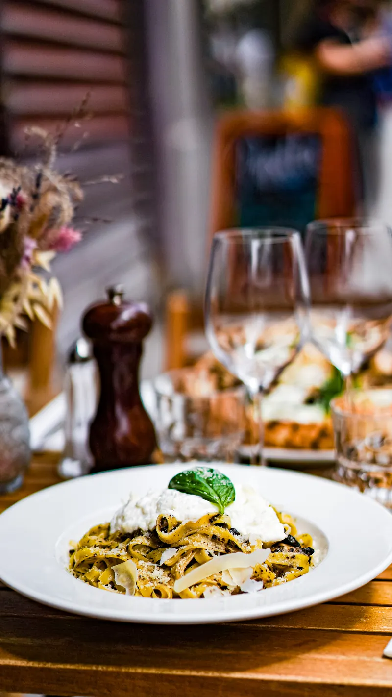 Burrata et légumes grillés, assiette dressée dans un restaurant à Paimpol