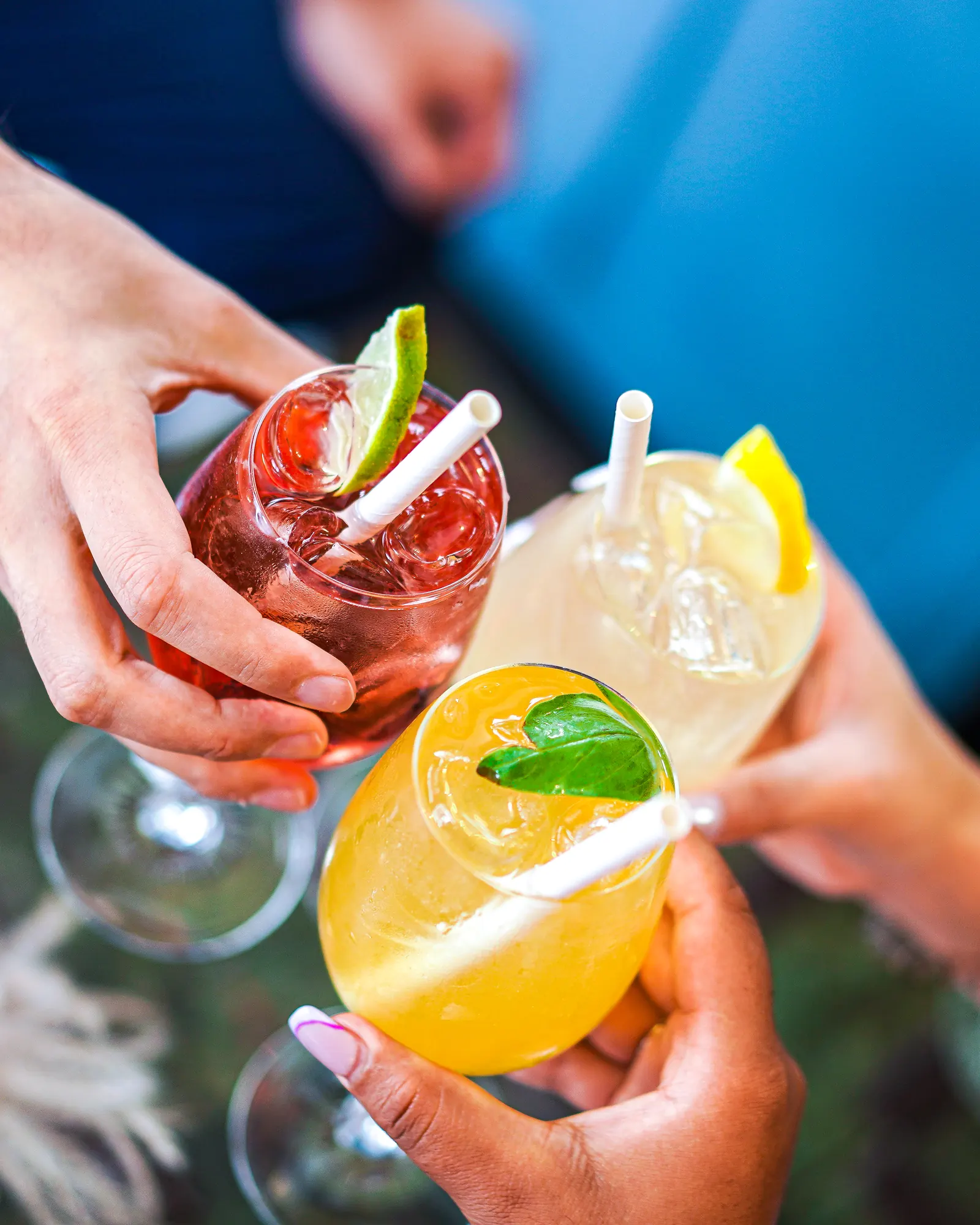 Cocktails servis au bar, photo pour la fiche Google d'un restaurant en Côtes-d'Armor