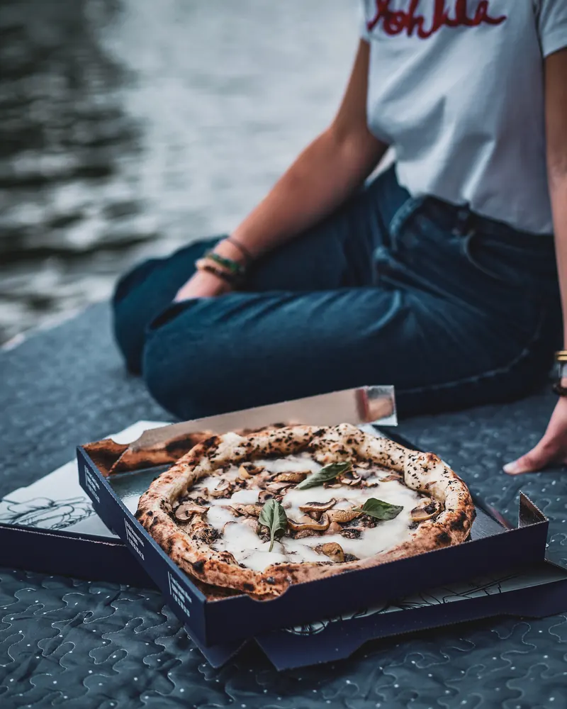 Pizza à emporter dans sa boîte, pizzeria en Côtes-d'Armor
