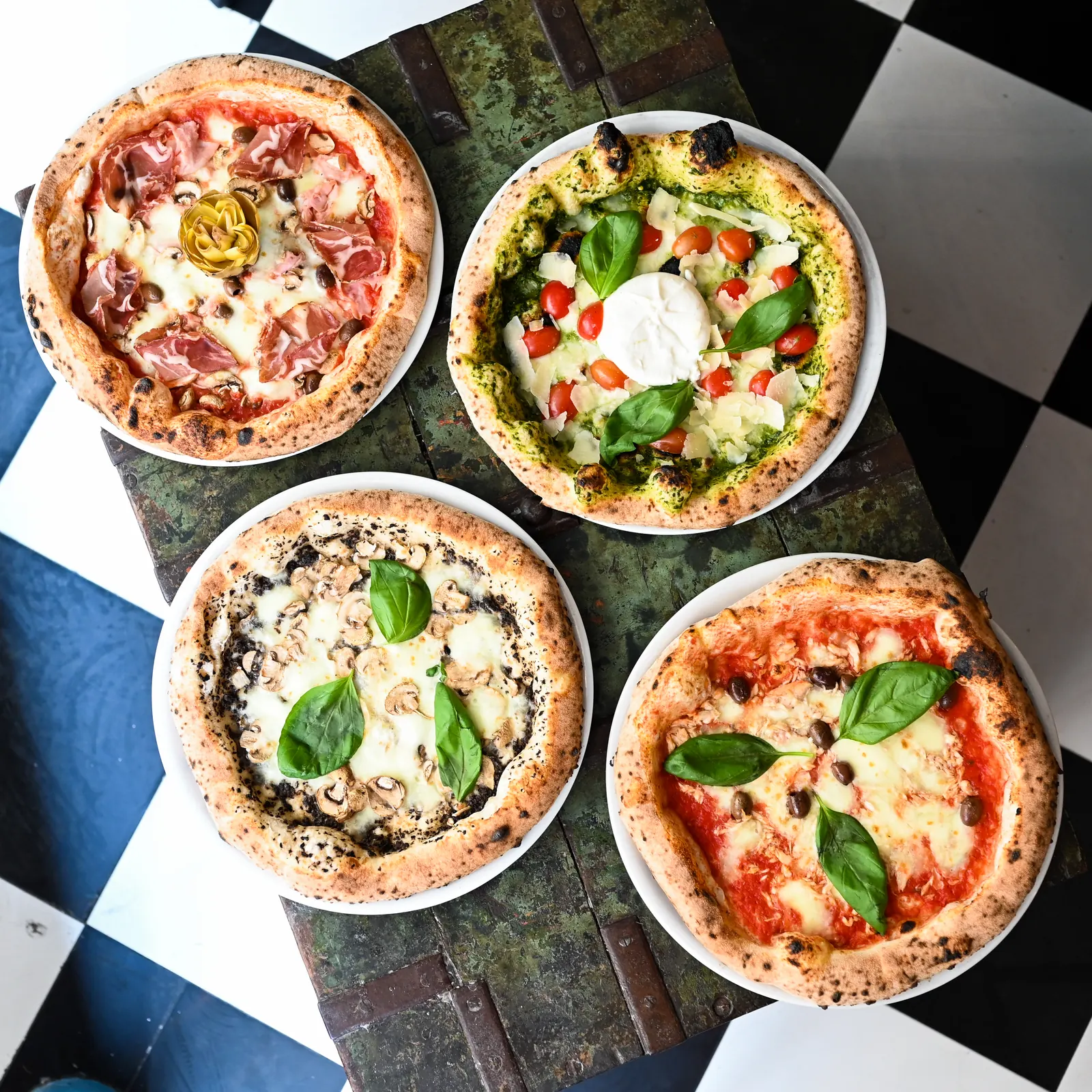 Quatre pizzas vues de dessus, pizzeria à Paimpol