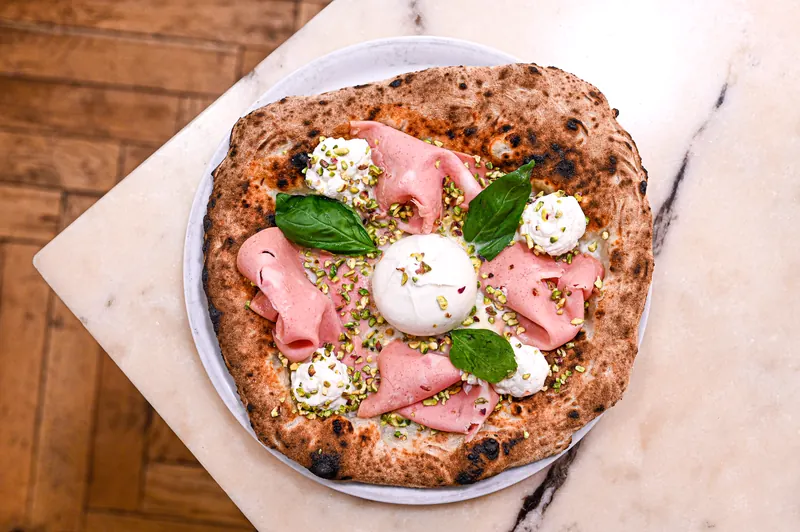 Pizza à la mortadelle et burrata vue de dessus, pizzeria en Bretagne