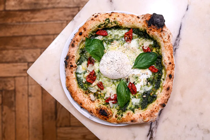 Pizza au pesto et burrata vue de dessus, pizzeria en Côtes-d'Armor