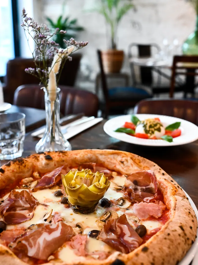 Pizza et salle de restaurant, table dressée à Paimpol
